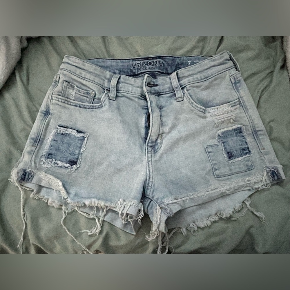 Arizona mid-rise jean shorts, size 7 (juniors).